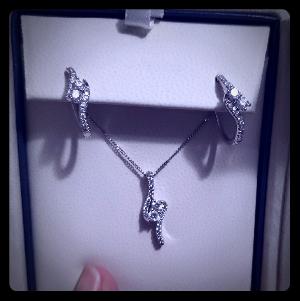 Kay Jewelers Ever Us Necklace and Earring Set